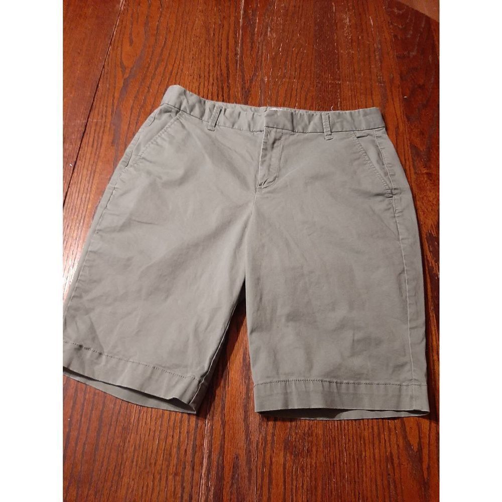 Size 6 Gap Mint Army Green Mid Rise Bermuda Shorts with Pockets